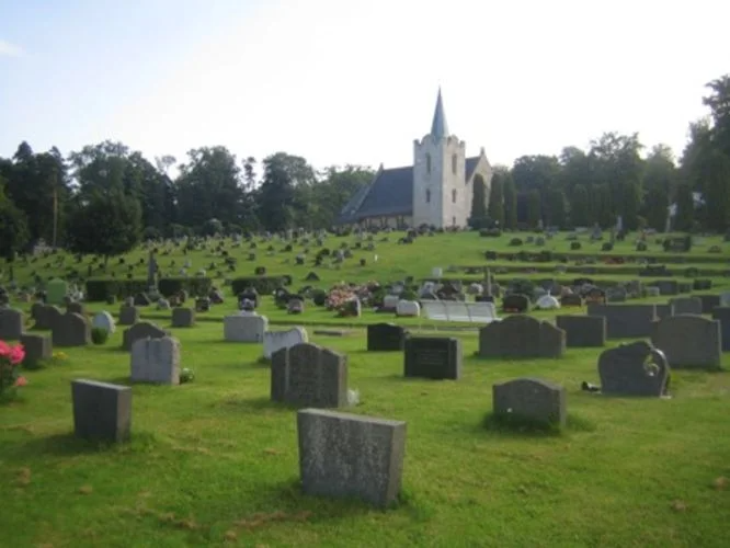 Borgestad kirke og kirkegård med gravminner. Foto.