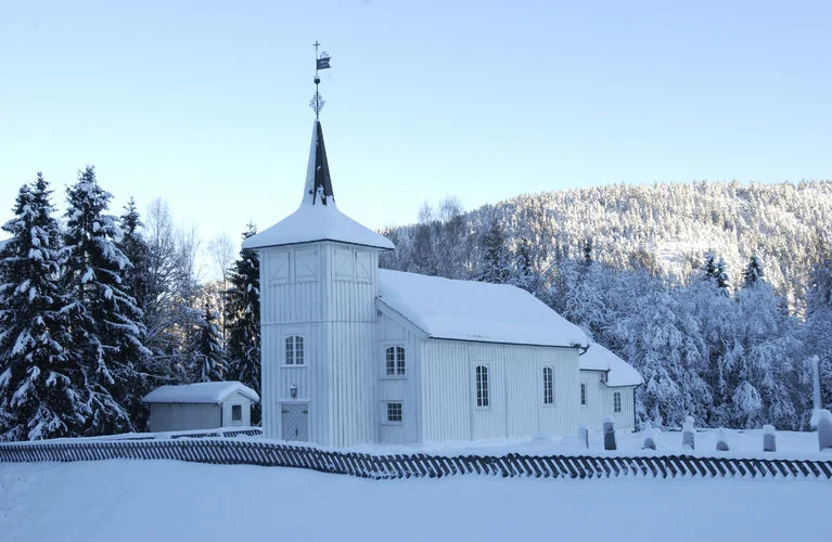Melum kirke. Vinterlandskap med snø på trær. Foto.