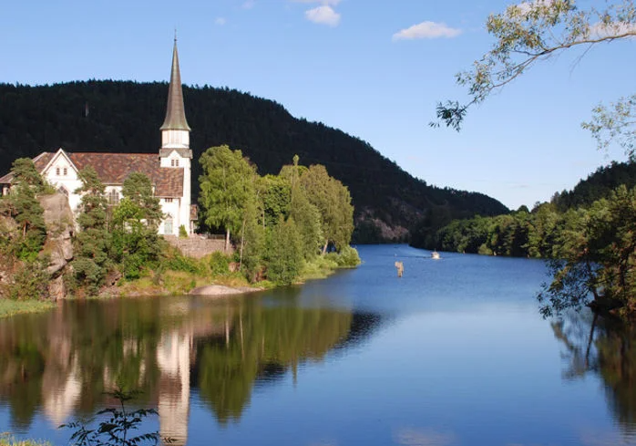 Skotfoss kirke. Elva i forgrunnen. Foto.